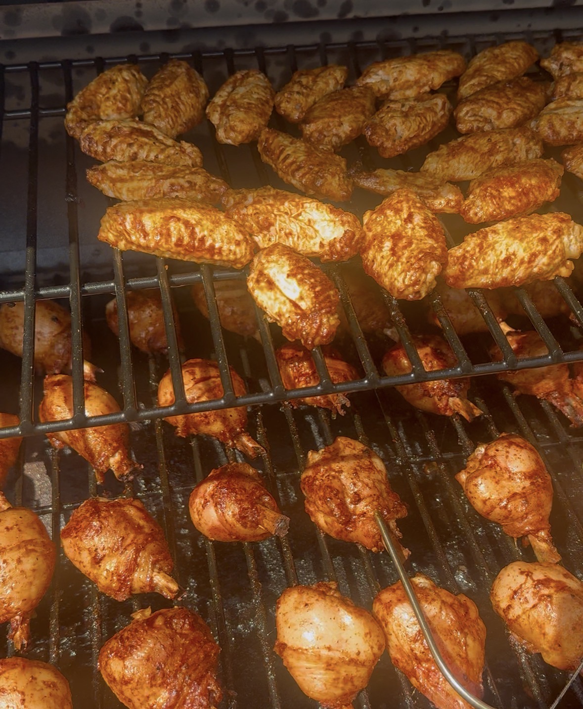 Wings et pilons dans le Traeger